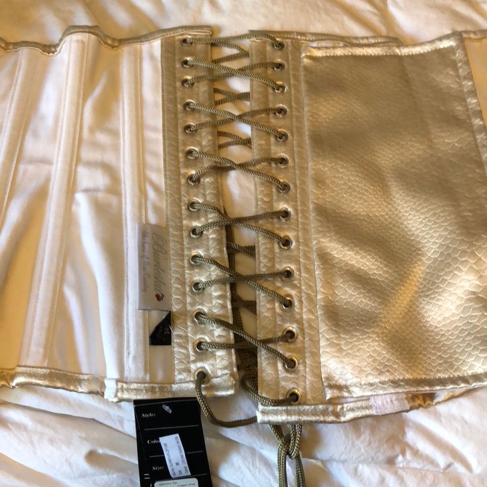 Corset - Picture 3 of 6